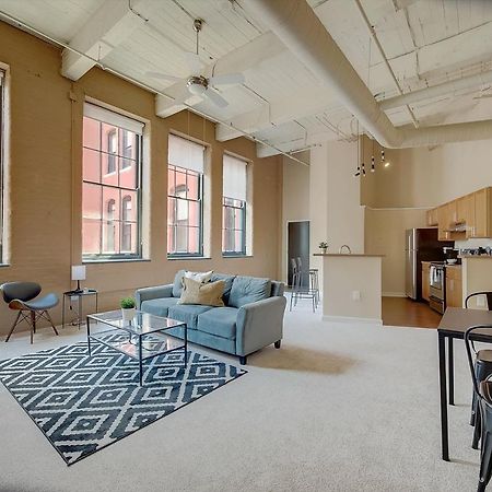 Frontdesk I Sycamore Place Apts Downtown 신시내티 객실 사진