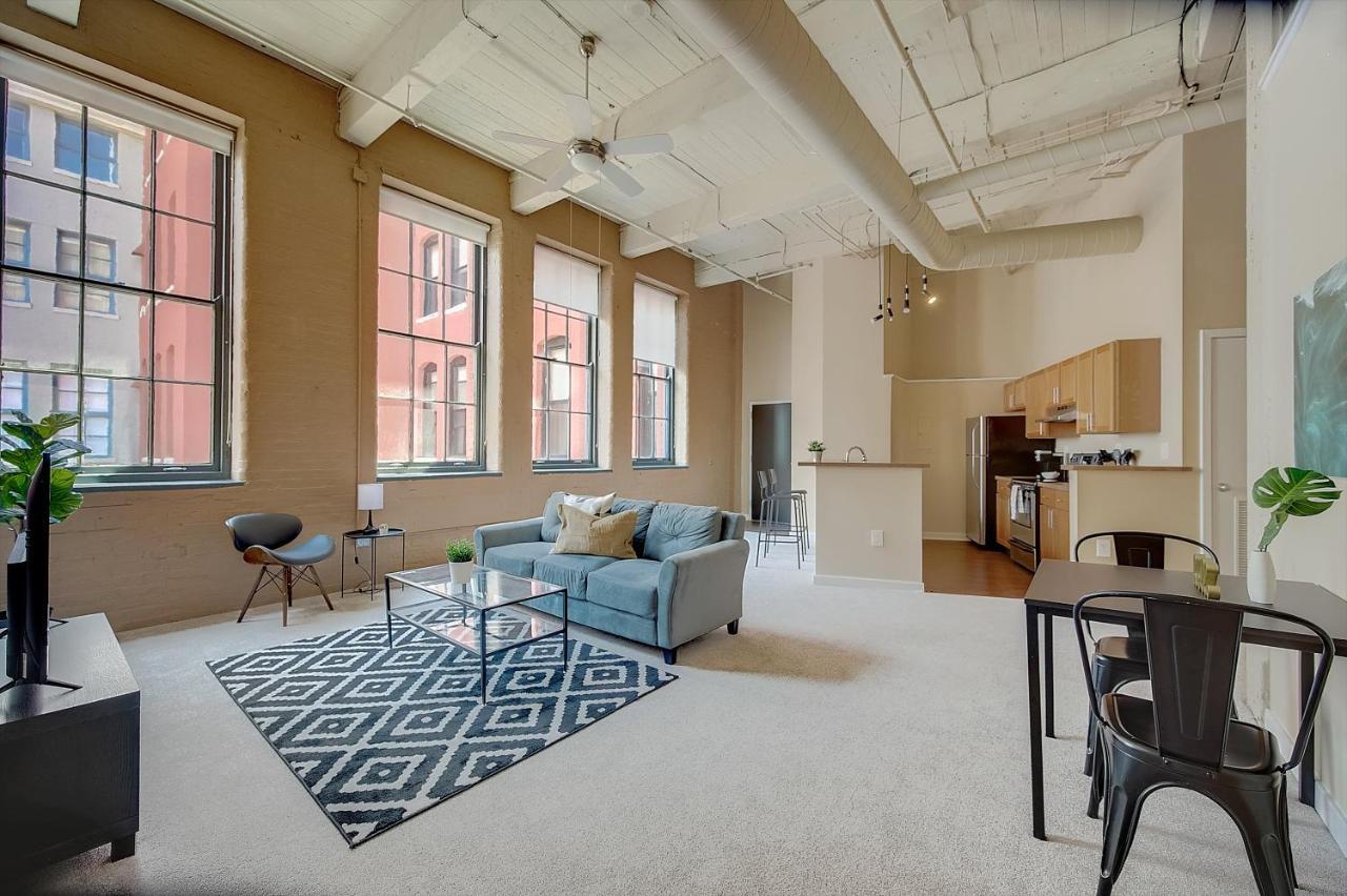 Frontdesk I Sycamore Place Apts Downtown 신시내티 객실 사진